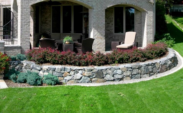 vyvýšená posteľ-vyrobená z kameňa-sivá-suchá-kamienková-kamienka-okolo-záhrady domu