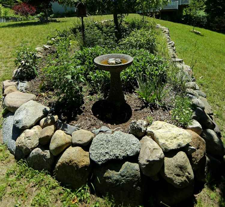 Zdvihnutý záhon vyrobený z kameňa, stavajte si sami, vtáčie studne, zelené lúky a rastliny