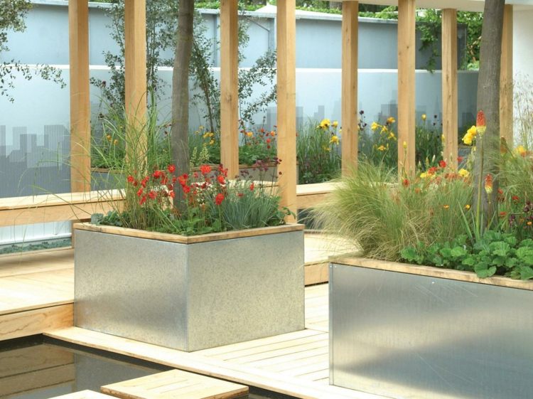 Vyvýšená posteľ z hliníka a dreva v záhradke Vyvýšené postele-stavať-drevo-plech-prideľovať-nápady