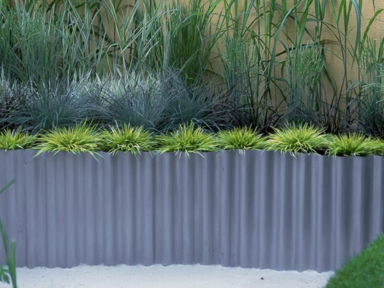 Exotická záhrada s okrasnými trávami a sukulentmi Vyvýšená posteľ-konštrukcia-plech-sukulentná-púštna záhrada