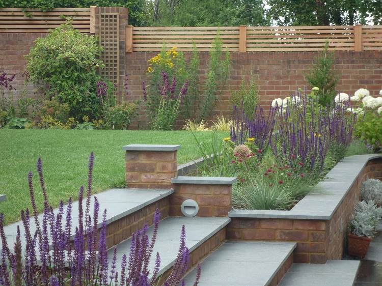 Postavte vyvýšený záhon - oddeľte záhradu na svahu Vyvýšená posteľ-postaviť-nápady-schody-záhradný dizajn