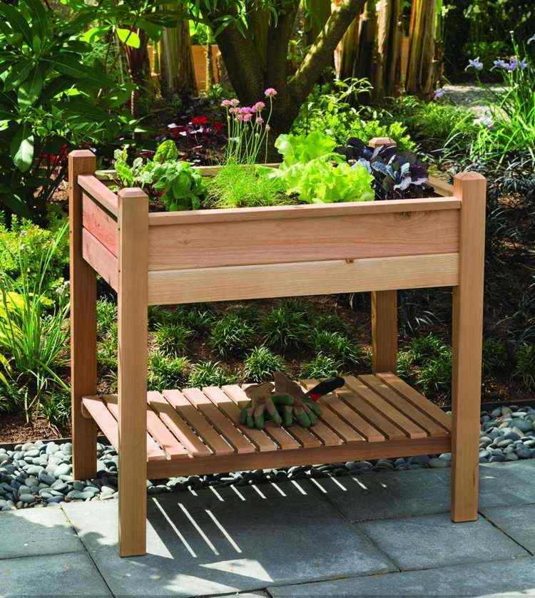 Vyvýšená posteľ, vlastná konštrukcia, malá terasa, balkón