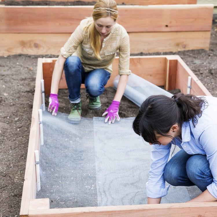 Vyvýšená posteľ-stavba-svojpomocne-montáž-návod-blízko-pletená-drôtená mriežka-miesta