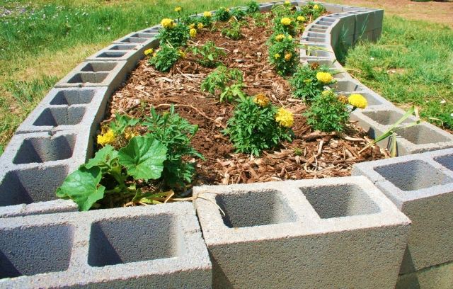 vyvýšené postele v záhrade stavať nápady materiál cementové bloky