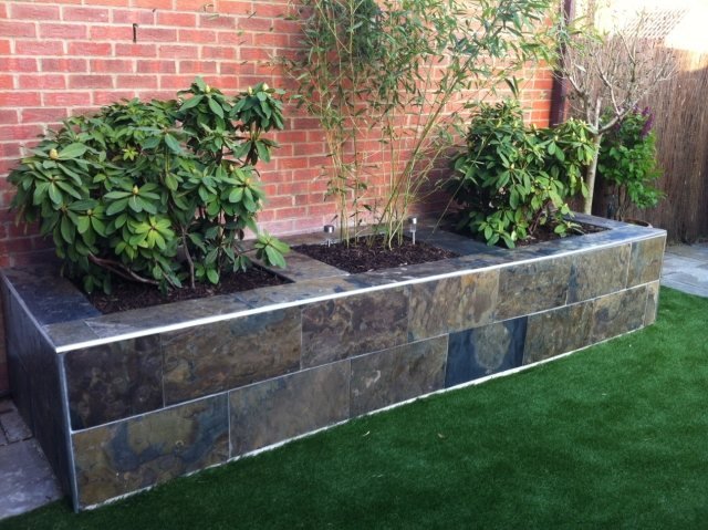 vyvýšené postele záhrada stavať trávnik bridlicové dlaždice