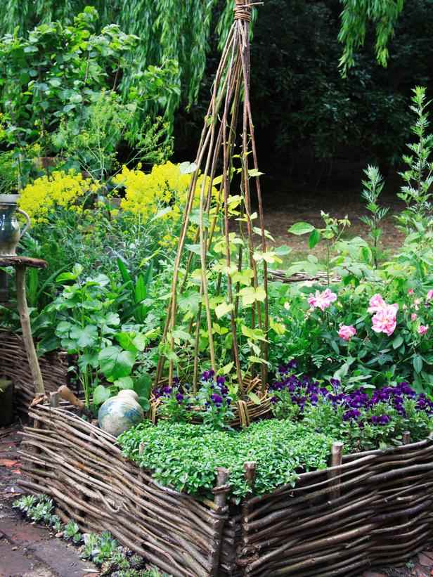 vyvýšené postele prútené oplotenie v nápadoch na stavbu záhrad