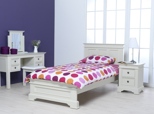 elegantná fialová loftová spálňa elegantná-purpurová-spálňa-dizajn-podkrovná posteľ