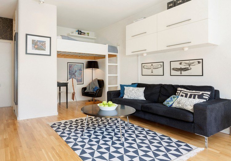 malý jednoizbový byt s poschodovou posteľou pre dospelých Poschodové postele pre dospelých-malý byt-nápad-posedenie-nižšie