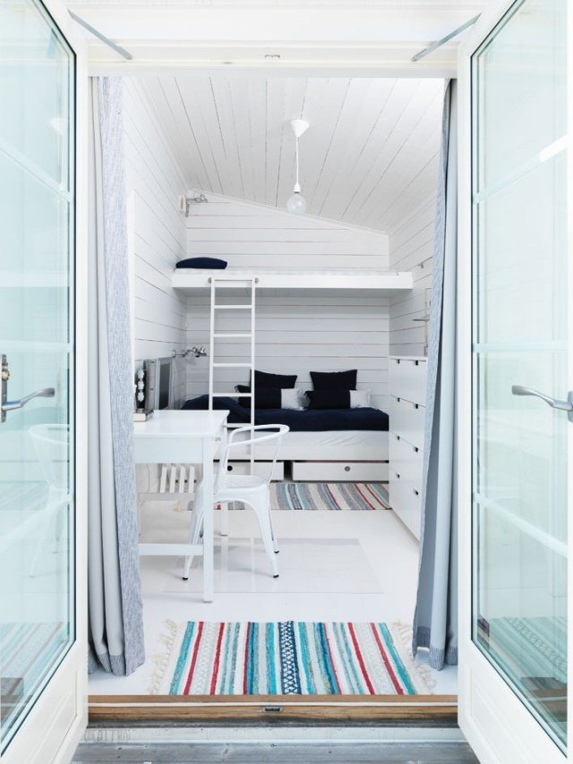 Podkrovné postele pre dospelých šetria priestor bielou stenou podlahy Podkrovné postele-dospelí-šetriace miesto-biela-stena-podlaha