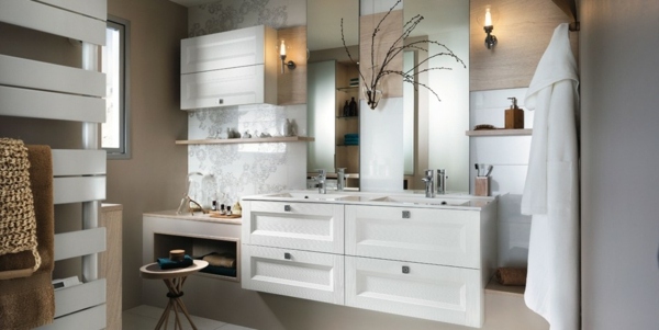 Vysoký lesk kúpeľňového nábytku Mobalpa biela béžová Kúpelňový nábytok vo vysokom lesku Mobalpa-biela-béžová