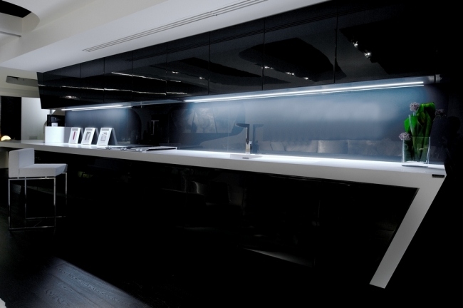 Kuchynské čiernobiele podsvietené a-cero kuchynské linky s vysokým leskom