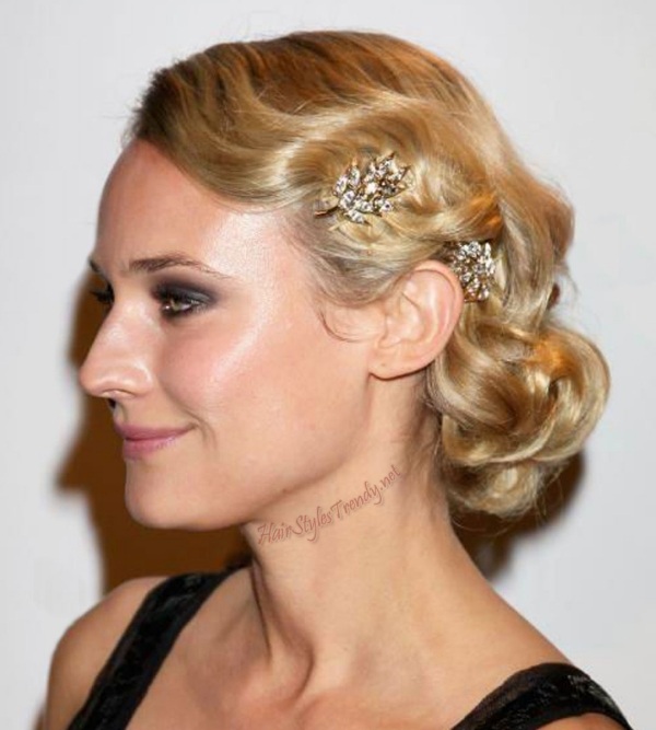 Hollywood-blond-vlasy-čierne-šaty-večerný účes
