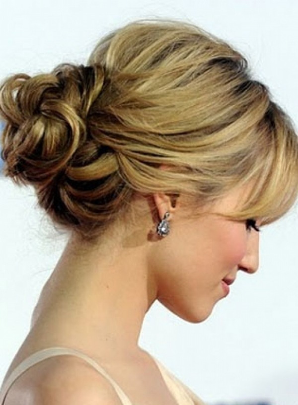 Updo blond drdol s dlhými vlasmi Náušnice-ofina-svetlé-tóny-lícenka