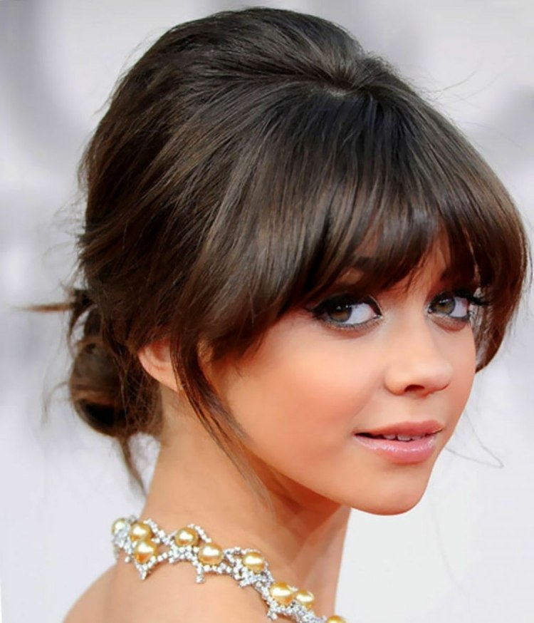 účesy s hlbokým drdolom pre stredne dlhé vlasy