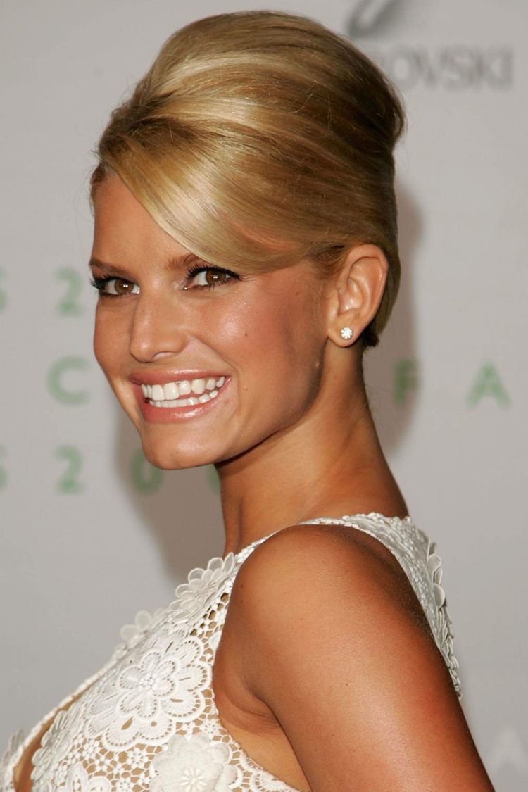 elegantné účesy pre dlhé vlasy 60. roky updo easy