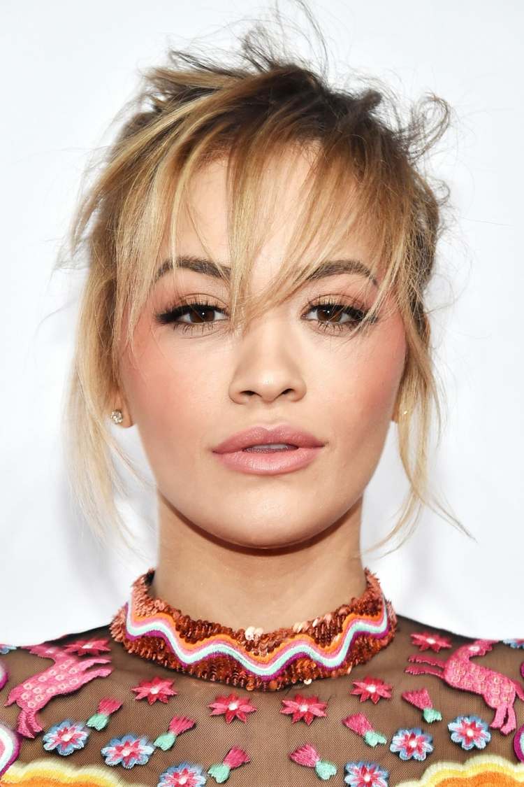 Bangs štýl stredne dlhé vlasy jednoduché účesy