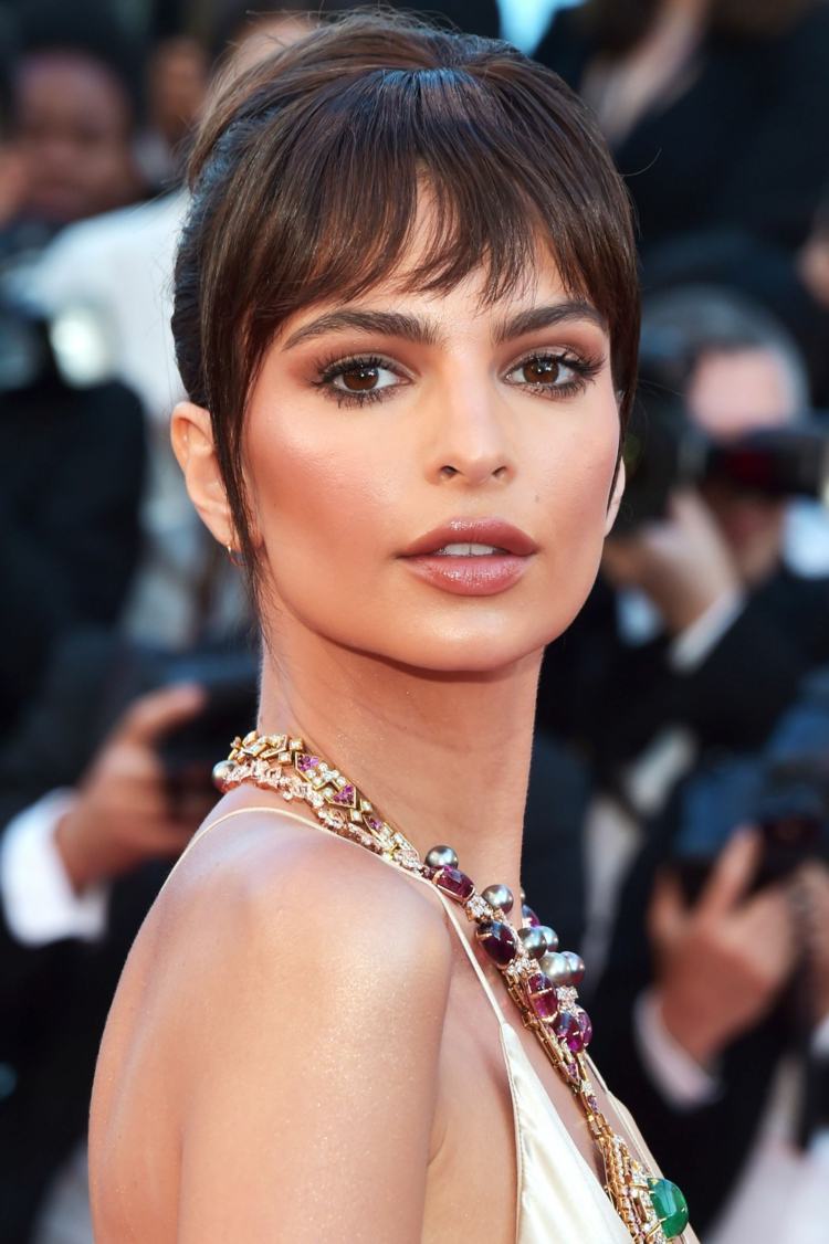 Elegantné updos v štýle ofina s len stredne dlhými vlasmi