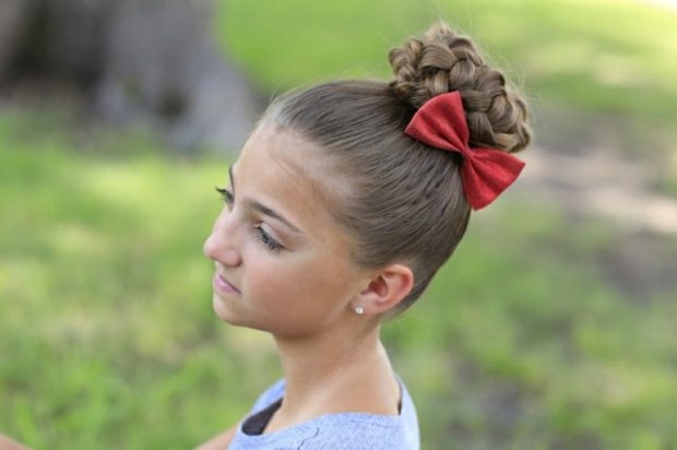 Detský vrkoč bokom ukazuje nápady