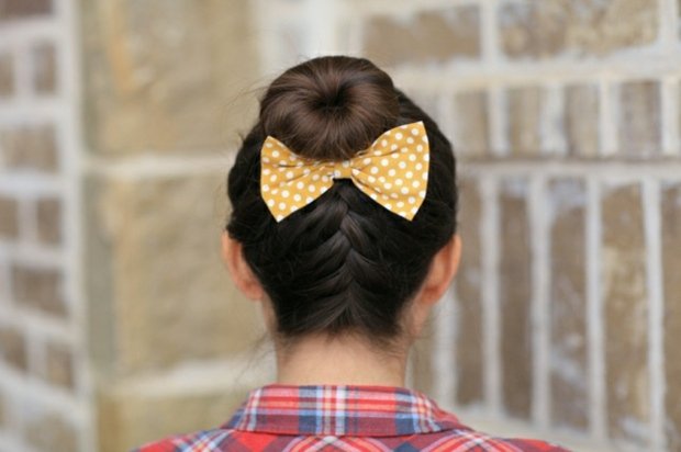 Updo pigtail bun luk žlté vlasové doplnky