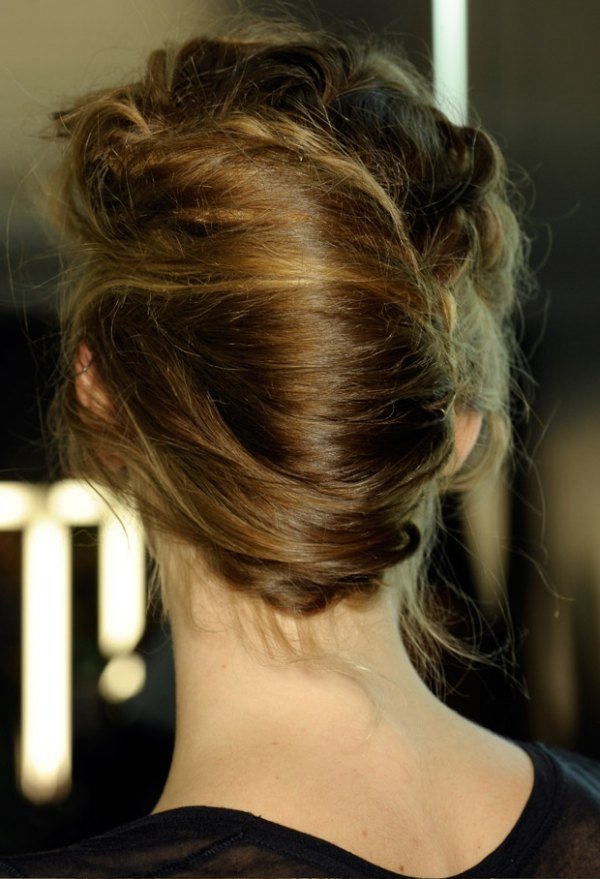 Urobte si updos sami - francúzsky zákrut - mierne strapatý Updo-with-French-flair-mierne strapaté