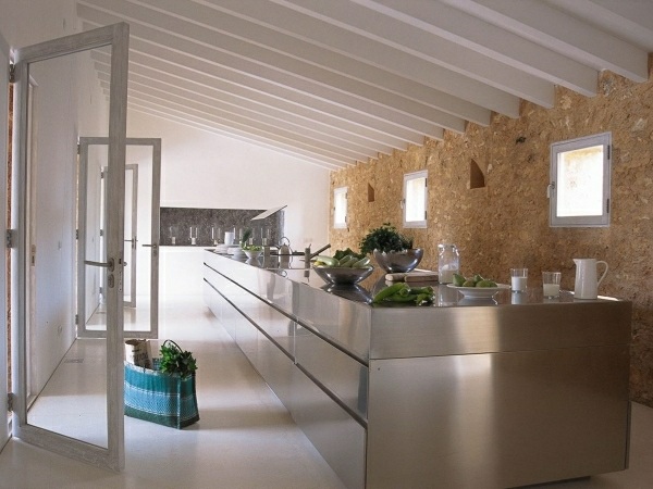 Šikmá tepelná izolácia kuchynského ostrovčeka z nerezovej ocele