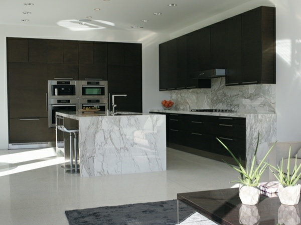 Kuchynský ostrovný pult z tmavých drevených skriniek vybavená kuchynská linka