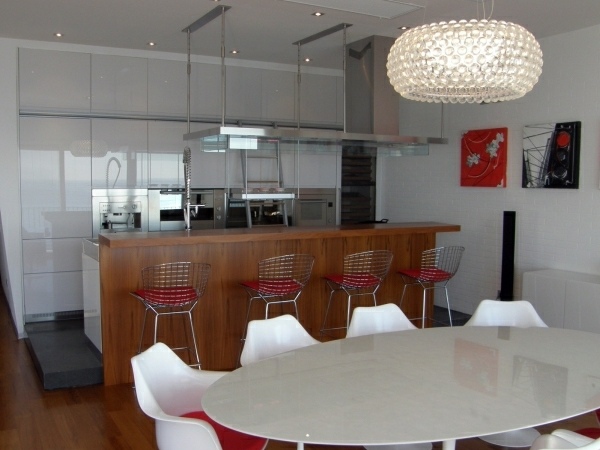 biela kuchynská linka barová stolička jedálenský kút