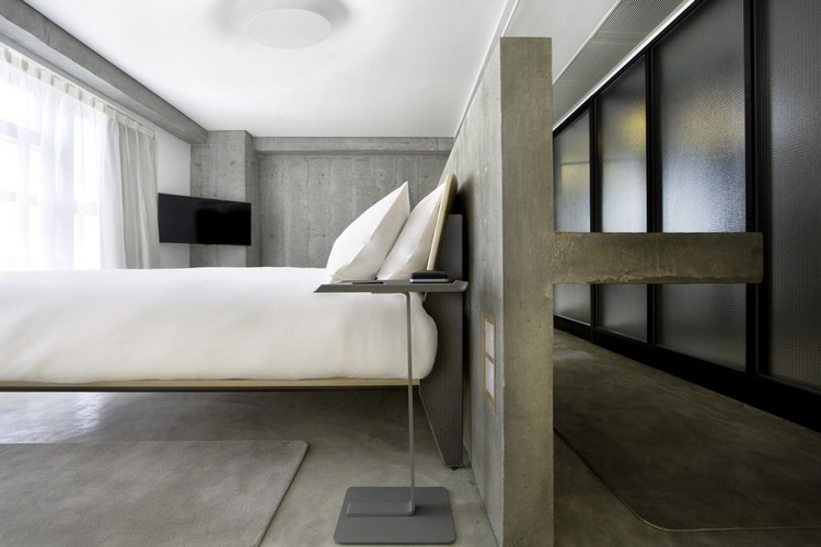 vysokokvalitné materiály-ľahký-hotelový-suite-sklenený-sud-betón-leštený