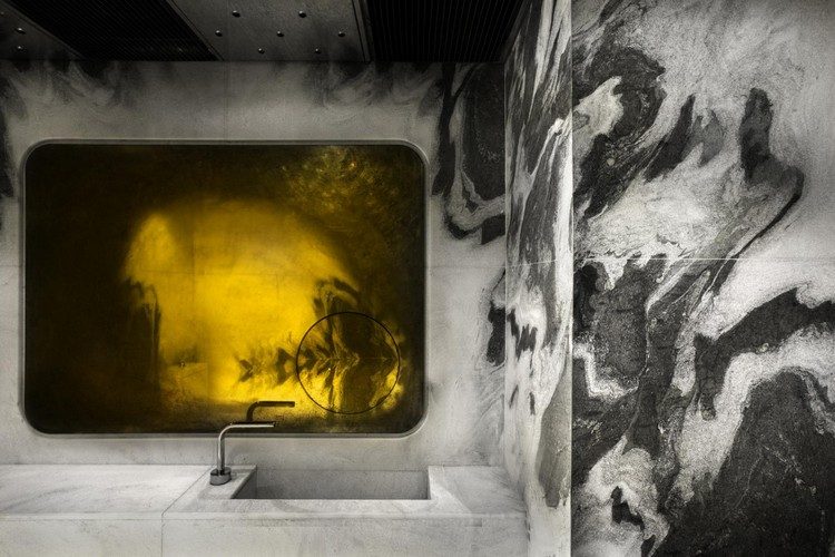 vysokokvalitné materiály-svetlo-kúpeľňa-mramor-obklady-mosadz-stenové panely