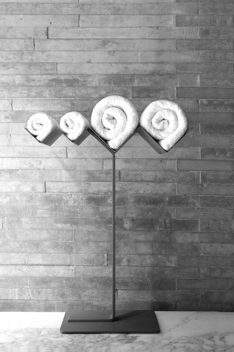 skladovanie vysokokvalitných materiálov-svetlo-kúpeľňa-sklo-vláknobetón-uterák