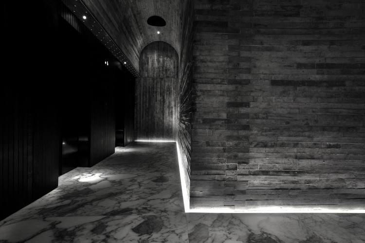 vysokokvalitné materiály-svetlo-mramor-dlažba-dlaždice-nepriame-osvetlenie