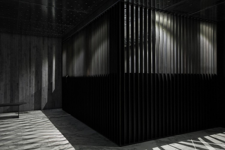 rozdeľovače vysokokvalitných materiálov-svetelných podmienok-mramorovej podlahy-miestnosti