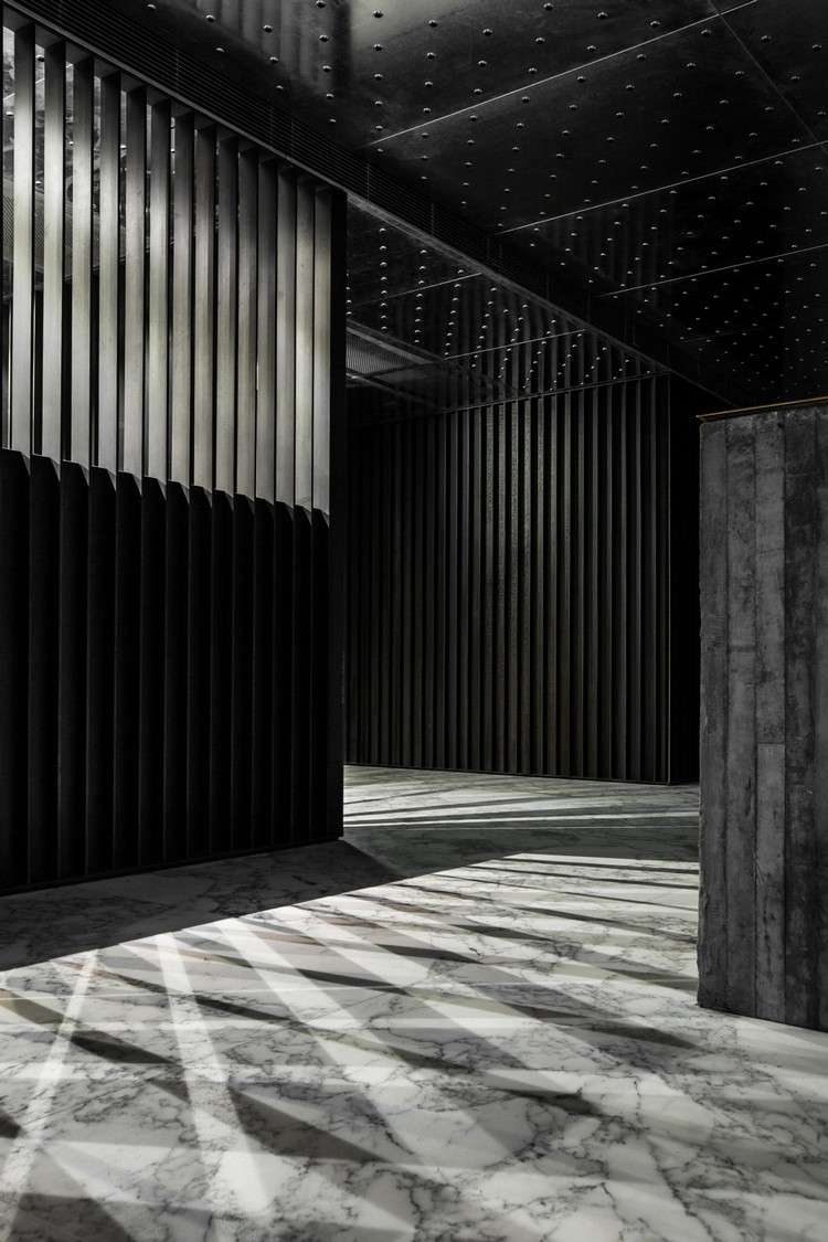 vysokokvalitné materiály-svetlo-miestnosť-delič-efekt-tieňa-efekt-mramorová podlaha