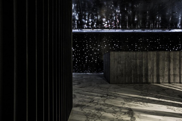 vysokokvalitné materiály-svetlo-boutique-hotel-laserom rezané-stenové panely