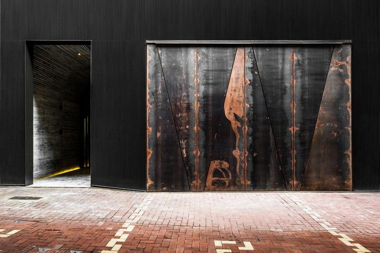 vysokokvalitné materiály-dizajn-hotel-vchod-čierna-fasáda