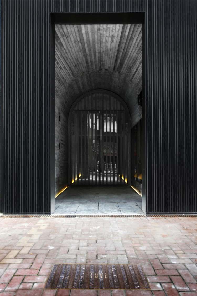 vysokokvalitné materiály-svetlo-vchod-nepriame-podlahové-osvetlenie-vstupná brána