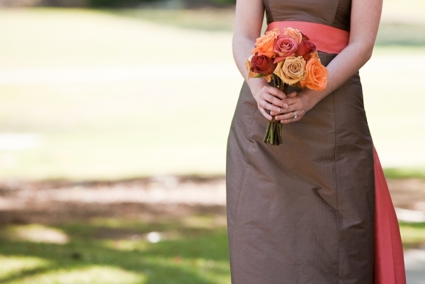 nevesta-so-sivými-šatami-ružami-kyticou