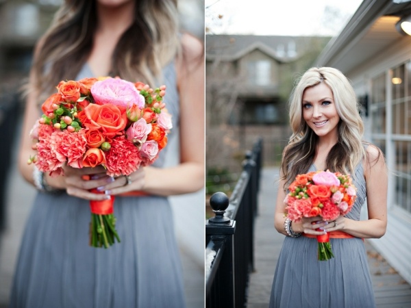 blondínka-nevesta-sivé-šaty-veľká-ružová-kytica