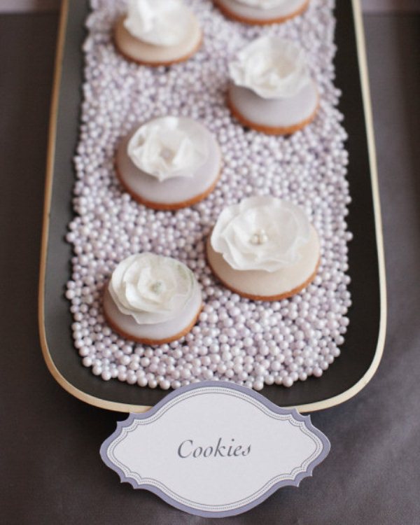 Nápady na dizajn dekorácie svadobných dezertných stolov s perlami Svadobný dezertný stôl-sušienky-servítky-podnos-korálky