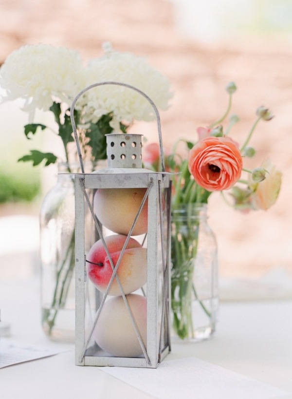 lampášová broskyňová dekorácia stola bielej ruže