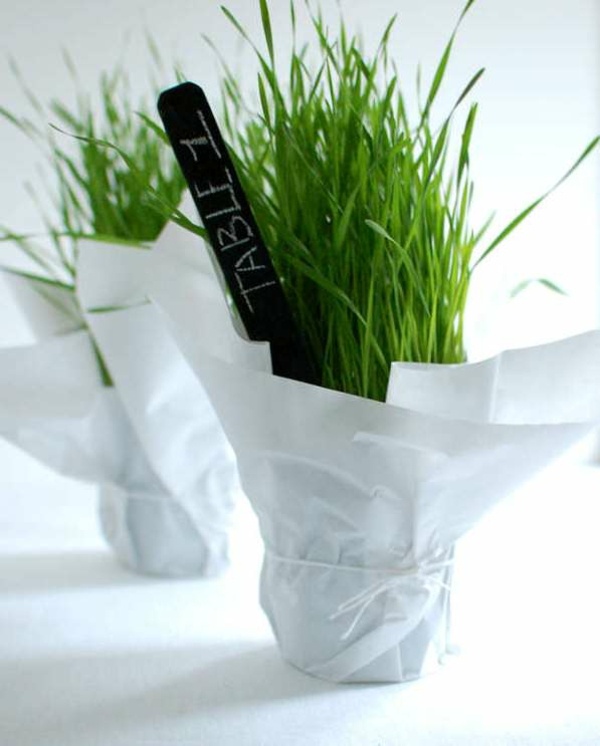 tráva zelený stôl číslo tabuľa krieda svadobná dekorácia