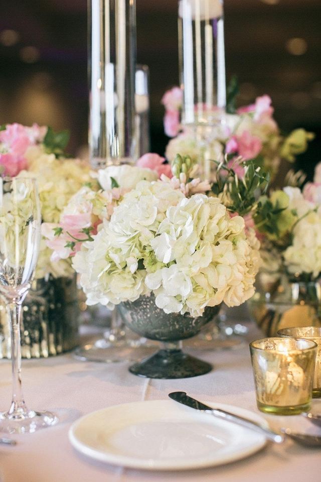 svadobné jarné dekorácie stolu kovové vázy biele hortenzie svadba-jar-stôl-dekorácia-kovové-vázy-biele-hortenzie