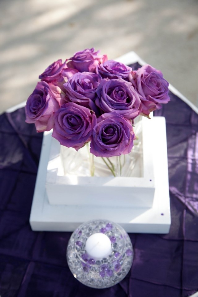 svadobný jarný stôl dekorácie fialové ruže perlový svietnik svadobný-jarný-stolný-dekorácie-purpurovo-ružovo-perličkový-svietnik