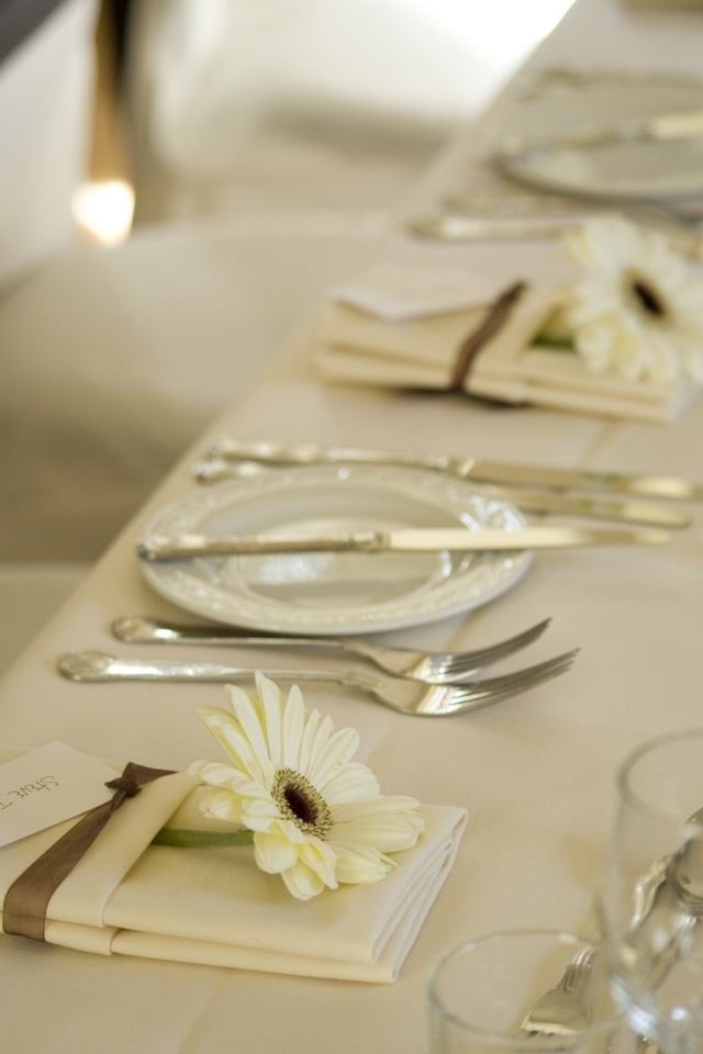 svadobné jarné dekorácie na stôl obrúsky biele kvety gerbery svadobné-jarné-stolné-dekorácie-biele-gerbery-kvetinové obrúsky