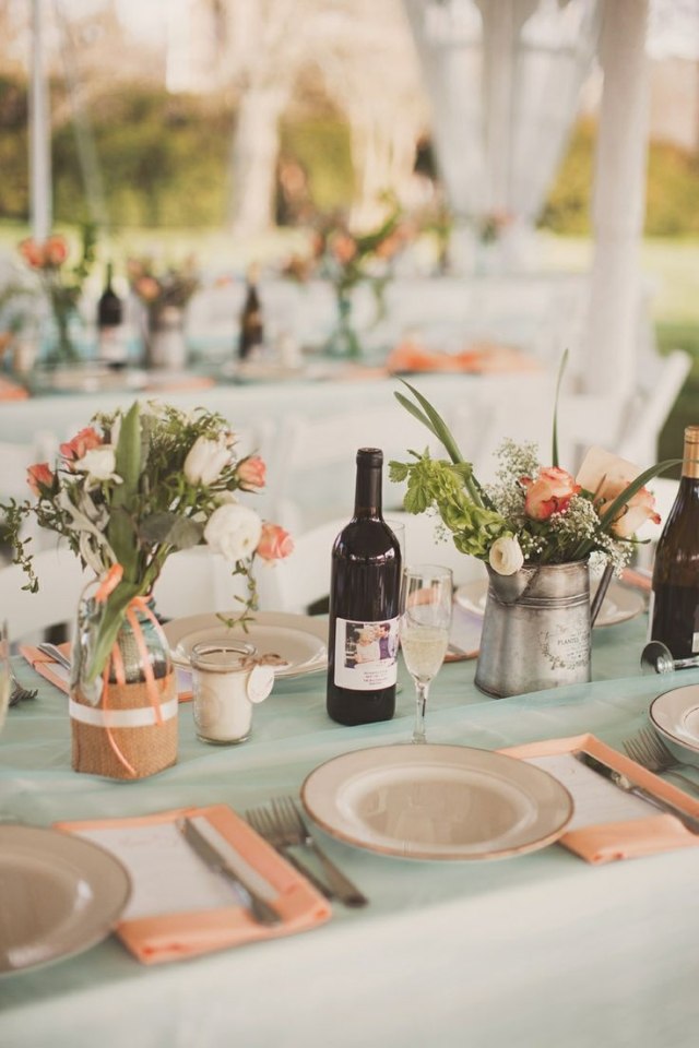 záhradná svadba jarné dekorácie na stôl broskyňová farba biela mäta zelená záhradno-svadobná-jarná-stolná dekorácia-broskyňová-farba-biela-mäta zelená