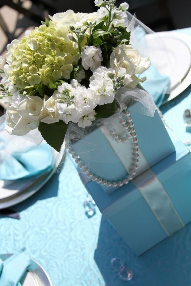 záhradná svadba jarné dekorácie stolu aranžovanie kvetov hortenzie ruže aqua biela záhrada-svadba-jar-stôl dekorácia-aranžmán-hortenzie-ruže-aqua-biela
