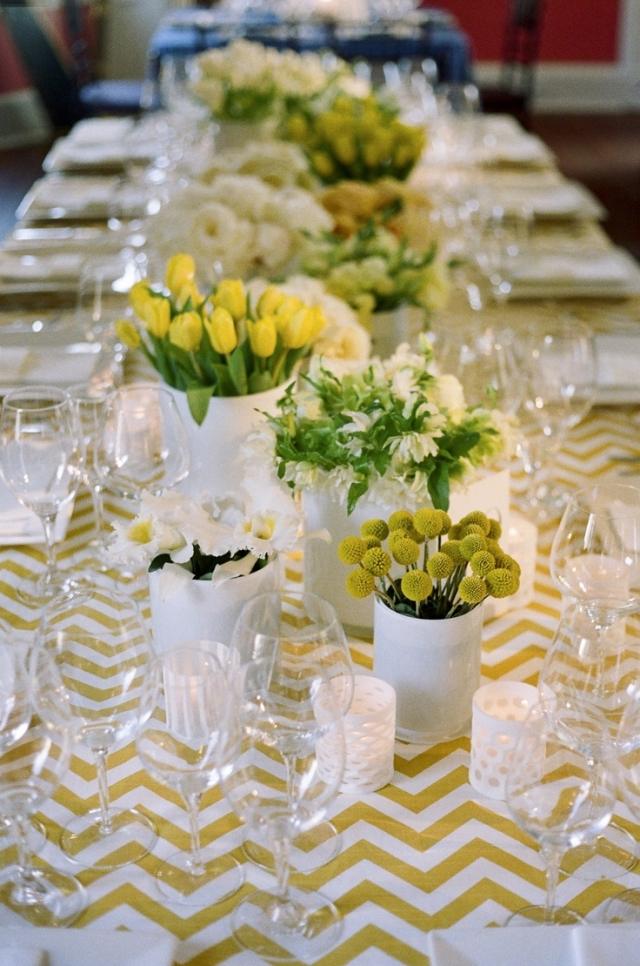 svadobná jarná dekorácia stola biela zelená žltá cik -cak vzor obrus svadobný-jarný-stôl-dekorácia-biely-grzen-žltý-cik-zag-vzor-obrus