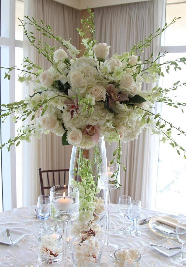 svadobné jarné dekorácie na stôl biele zelené konáre aranžovanie kvetov svadobno-jarno-stolný-výzdoba-bielo-zelené-vetvičky-kvetinový príbor