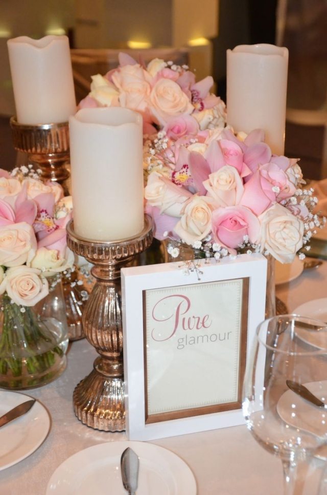 svadobné jarné dekorácie na stôl biele matné sviečky ruže kvetinové úpravy svadobno-jarne-stolne-dekoracie-bielo-tupe-sviecky-ruzovo-kvetinové úpravy