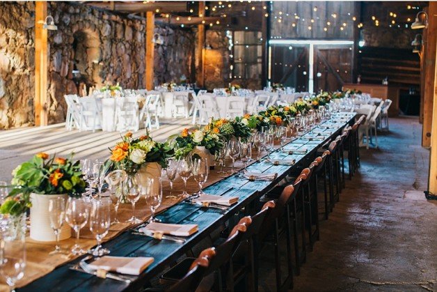 banketový stôl svadba dlhé dekorácie kvety obrúsky ružové